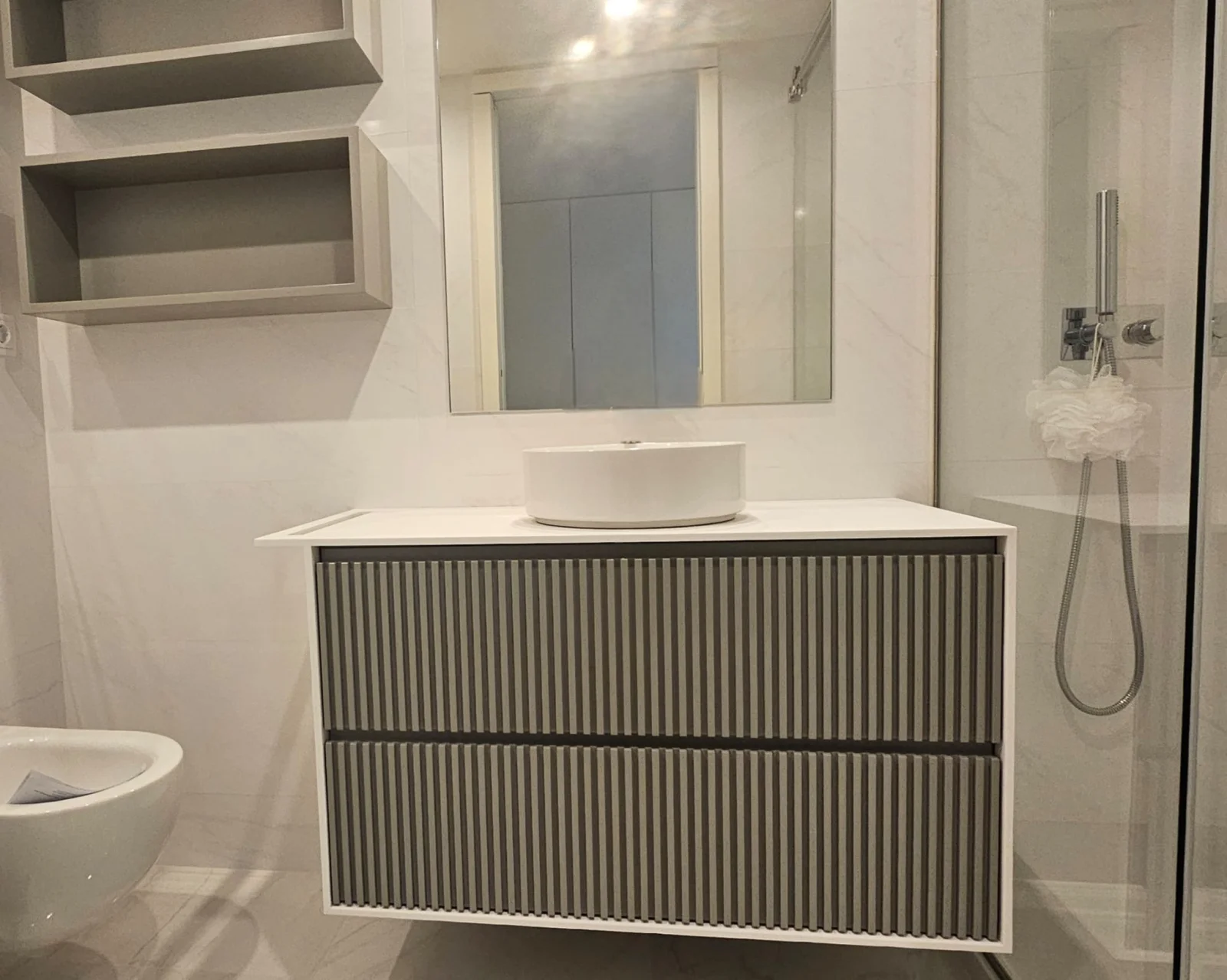 Móvel de WC Suspenso com Textura Canelada - Imagem 1