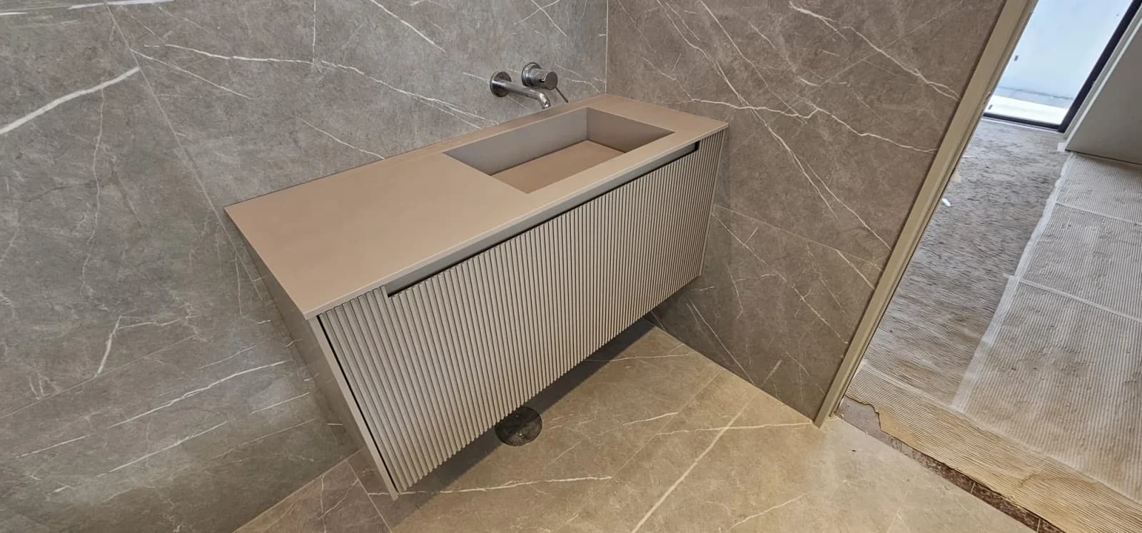 Móvel de WC Suspenso com Ripado Minimalista - Imagem 1