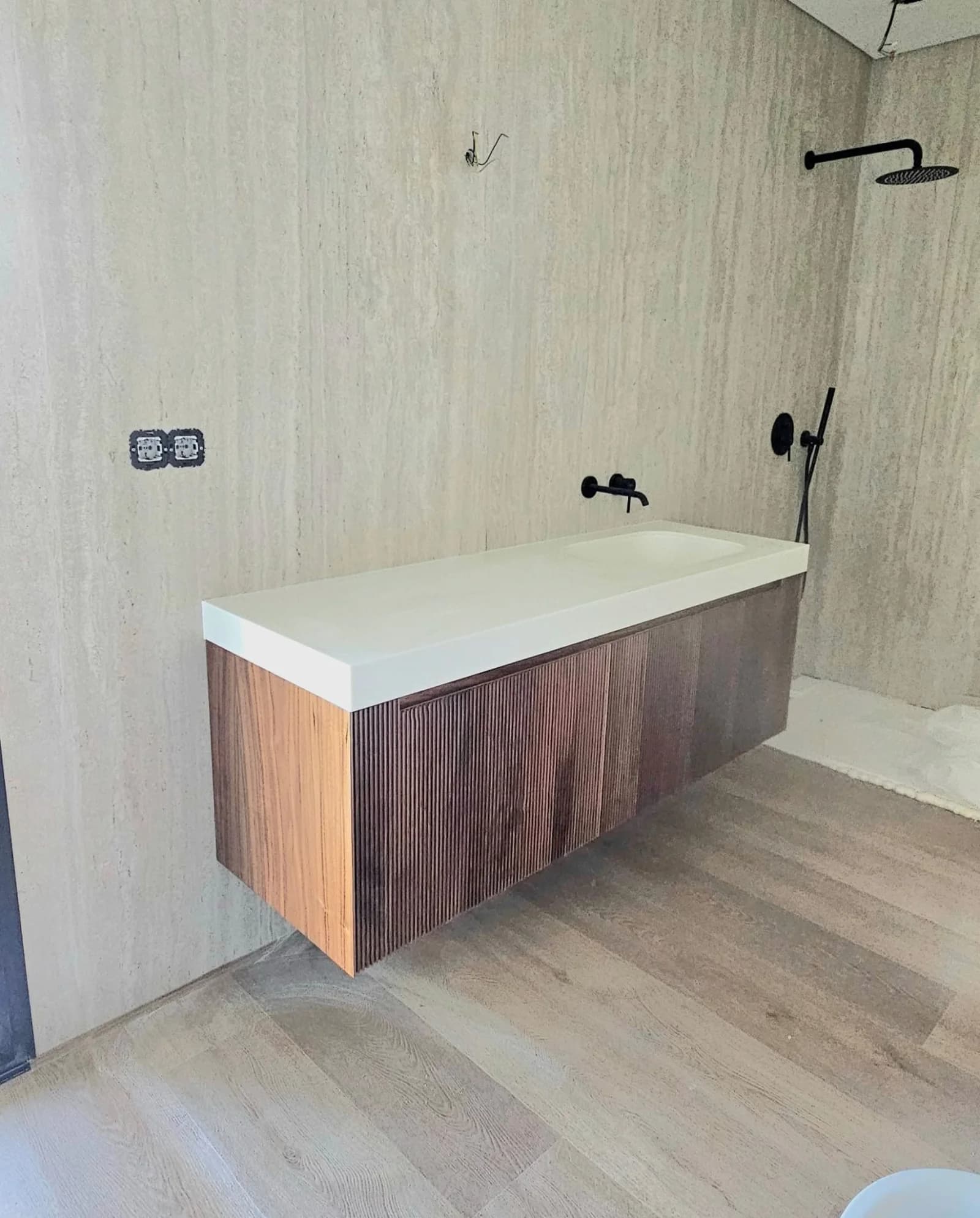 Móvel de WC Suspenso em Nogueira e Solid Surface - Imagem 1